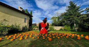  pumpkinumbria2023, magician with pumpkins, Madonna di Baiano, Spoleto 